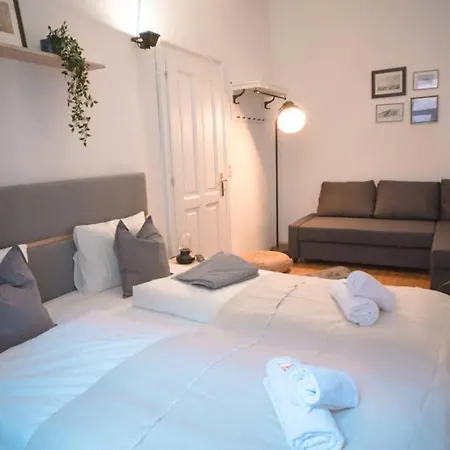 아파트 Cosy And Spacious In The Heart Of